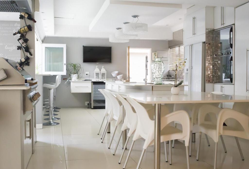 Luxury Upmarket Guesthouse 20 On 4Th Rustenburg Zewnętrze zdjęcie